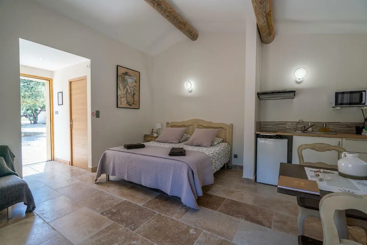 Mas La Cheneraie Lourmarin - Au Calme, A 10 Mn Du Centre Ville A Pied Guest house